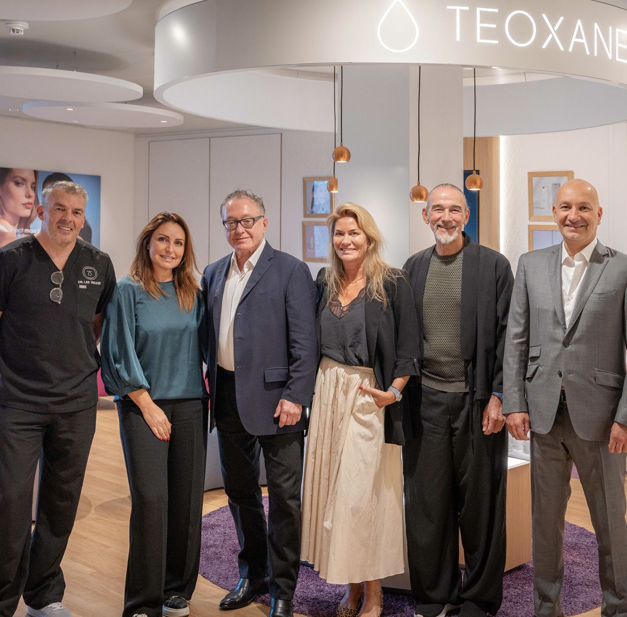 Esperti di rilievo sul palco che conducono una discussione a pannello.